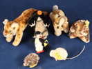 STEIFF, djur, 5 st
Leopard, pingvin, bäver, mus, igelkott, samtliga knappmärkta och etiketter, medföljer 2 st omärkta, hund och mullvad, leopardens längd 21, bäverns höjd 9 cm