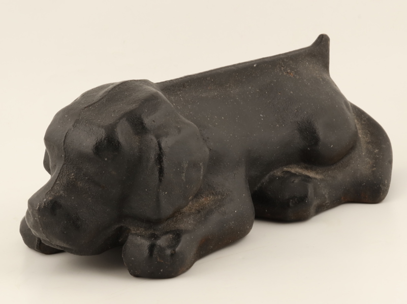 FOTSKRAPA, gjutjärn, i form av hund