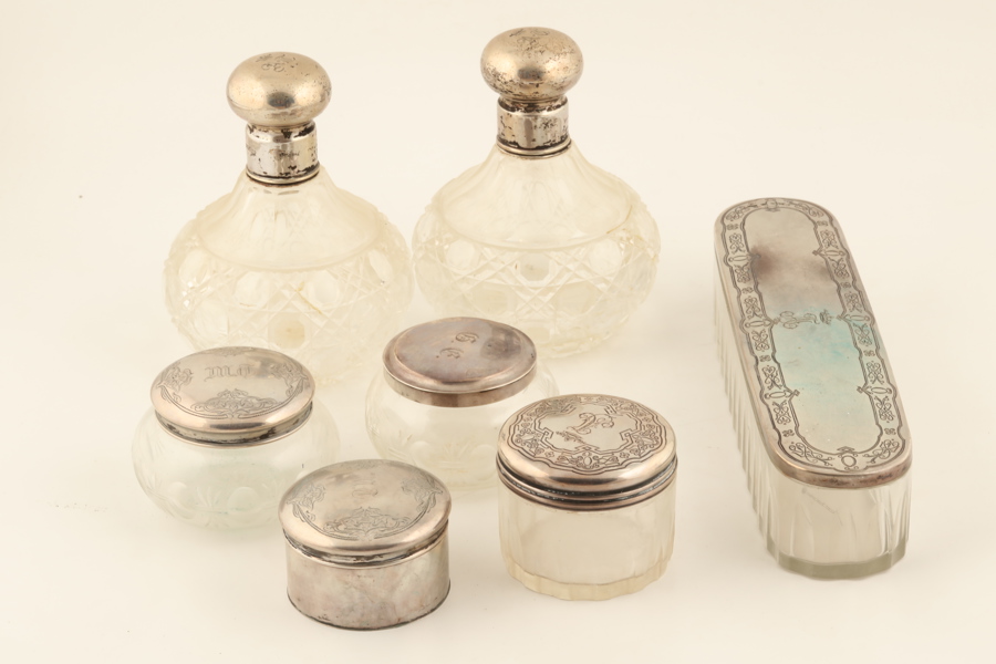 TOILETTESET MED LOCK I SILVER, 7 delar