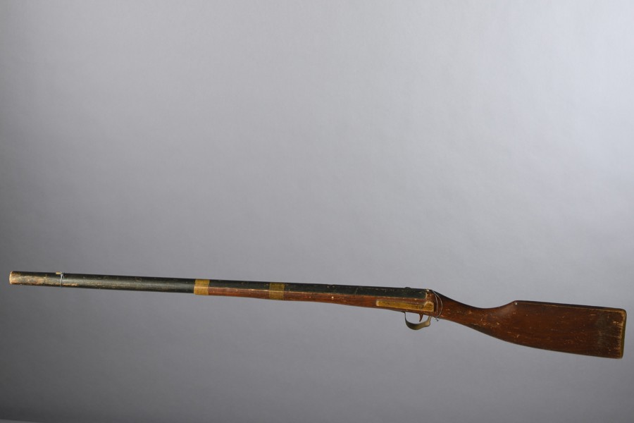 GEVÄRSATTRAPP, betsad furu, 1800-tal