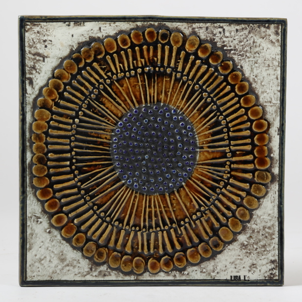 LISA LARSON (1931-2024), plakett