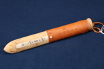 Kniv med slida, samearbete, trä, ben och läder, totallängd 23,5 cm