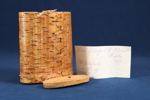 Svepask, näver, lock med text "Minne af Grefve CR Mörner, Hovsta, 1873", höjd 15,5, 13 x 7 cm