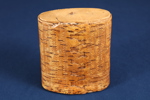 Svepask, näver, lock med text "Minne af Grefve CR Mörner, Hovsta, 1873", höjd 15,5, 13 x 7 cm