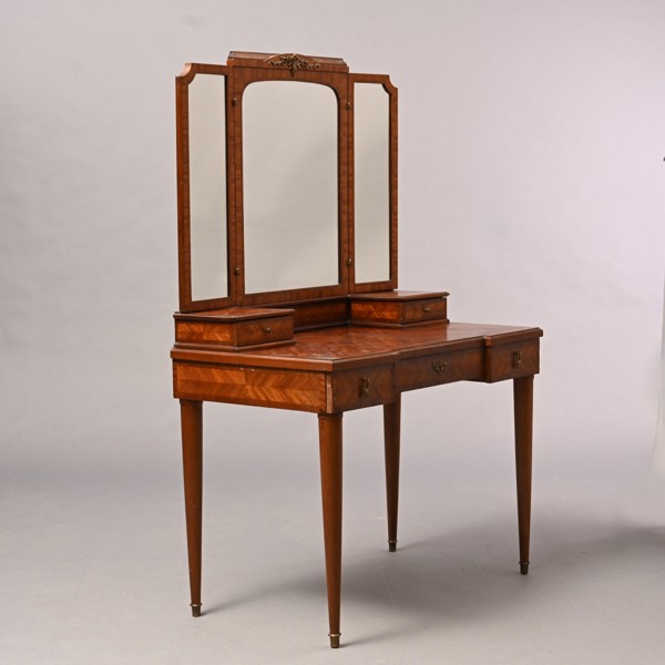 TOILETTEBORD, 1900-talets början
