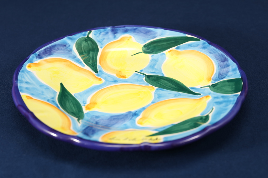Lena A Linderholm (född 1947), fat, dekor av citroner, glaserat lergods, diam 29 cm_1425a_8dafa27f531d610_lg.jpeg