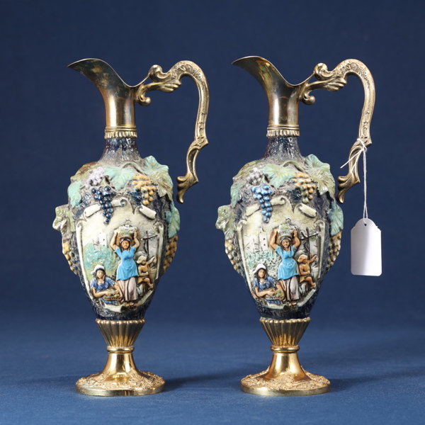 Dekorativa vinkannor, ett par, Italien, keramik och mässing, höjd 31 cm_1433a_8dafa27282810ee_lg.jpeg
