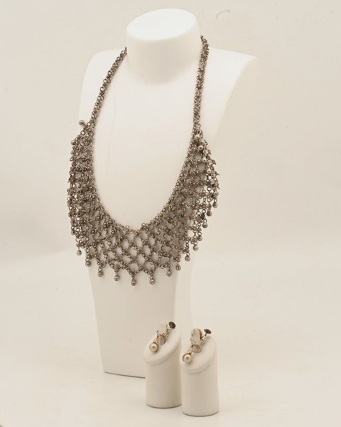 COLLIER/HALSBAND, ÖRHÄNGEN, ETT PAR