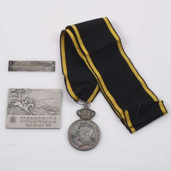 MEDALJER, 2 st samt PLAKETT, silver