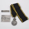 MEDALJER, 2 st samt PLAKETT, silver