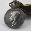 MEDALJER, 2 st samt PLAKETT, silver