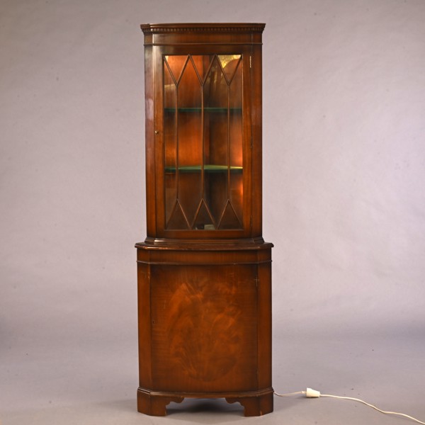 HÖRNSKÅP, 1900-talets andra hälft