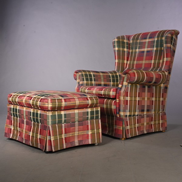 ÖRONLAPPSFÅTÖLJ MED FOTPALL