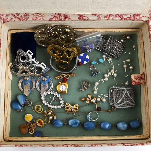 BROSCHER, ÖRHÄNGEN, mm