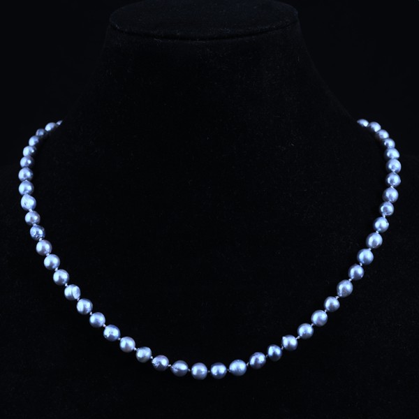 PÄRLCOLLIER med lås i 18 k vitguld