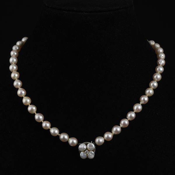 PÄRLKOLLIER med lås i 18 k vitguld