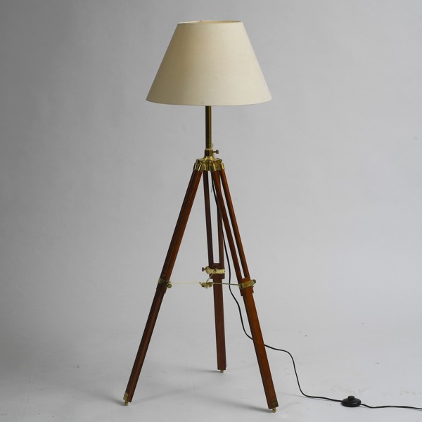 GOLVLAMPA, samtida, betsat lövträ