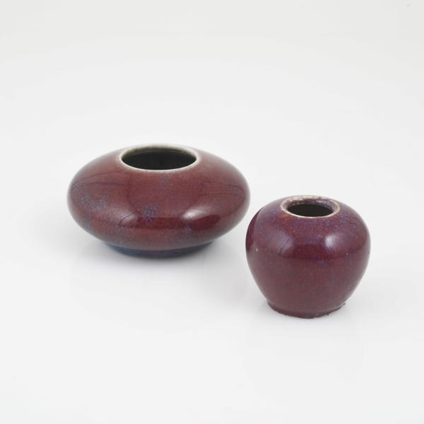 VASER, 2 st, Kina, porslin, "sang de boeuf"