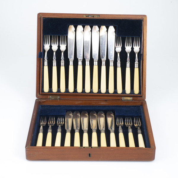 BESTICK I SCHATULL, England, silver, 24 dlr