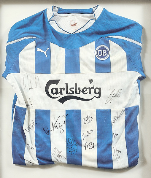 MATCHTRÖJOR, 2 st, med autografer, inramade