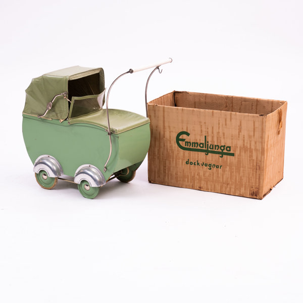EMMALJUNGA, vagn med docka