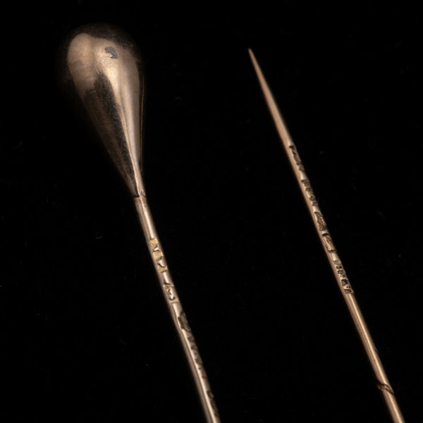 KRAVATTNÅLAR, 2 st, 18 k guld