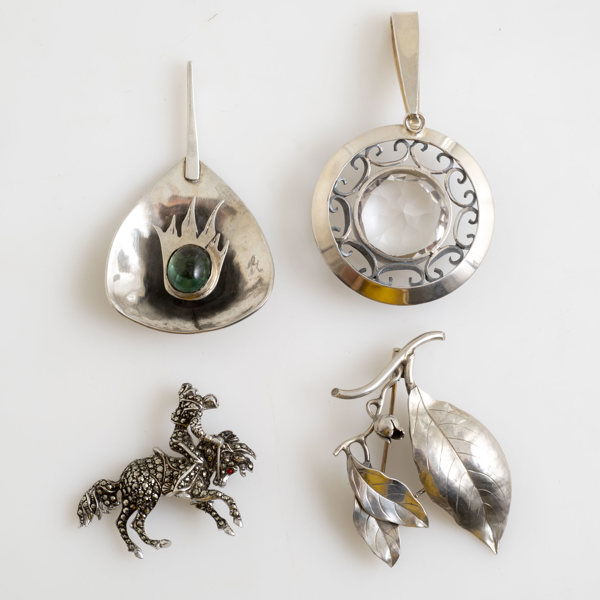 BROSCHER, 2 st, HÄNGEN, 2 st, silver