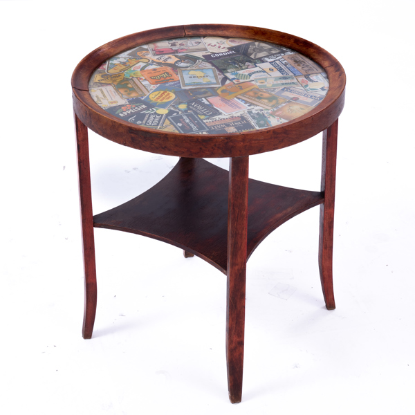 SIDOBORD, 1930/40-tal, skiva med dryckesetiketter