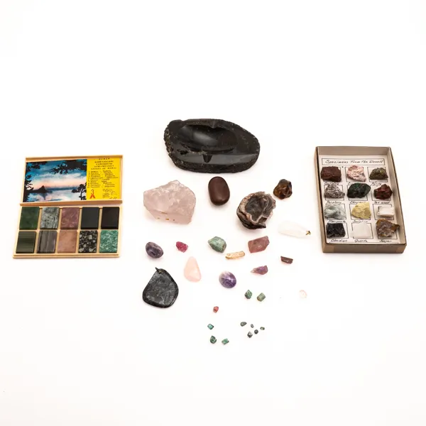 MINERALER / HALVÄDELSTENAR