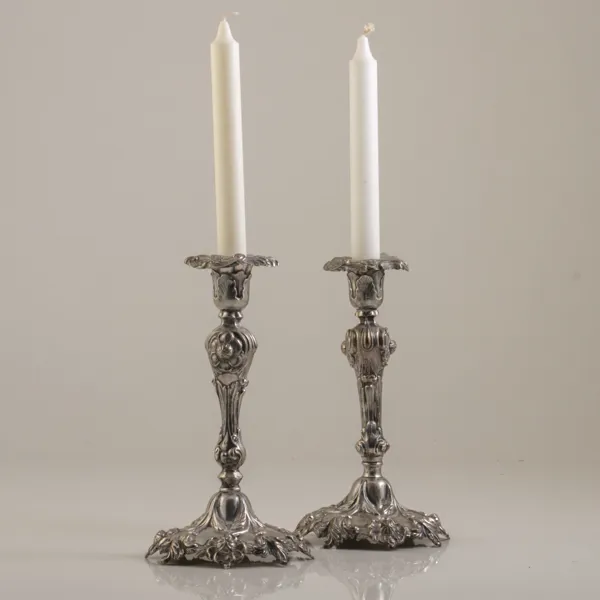 LJUSSTAKAR, ett par, silver, 1865