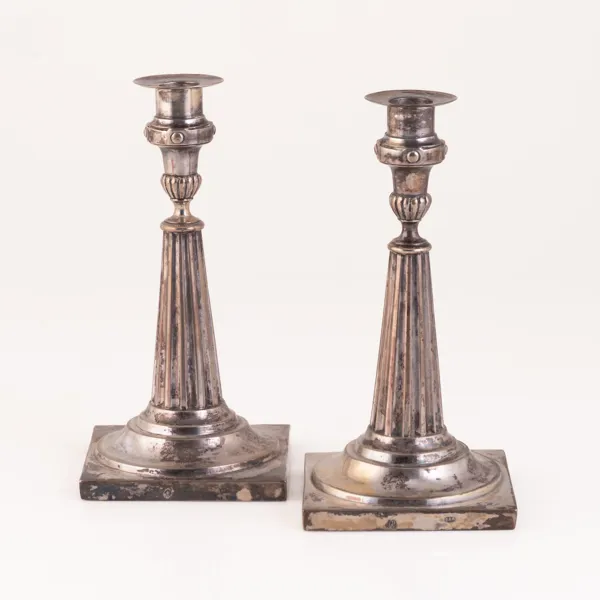 LJUSSTAKAR, ett par, silver, 1700-talets slut