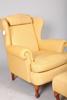 Fåtölj med fotpall, samtida, brickmärkt Bröderna Anderssons, gul textilklädsel