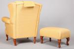 Fåtölj med fotpall, samtida, brickmärkt Bröderna Anderssons, gul textilklädsel