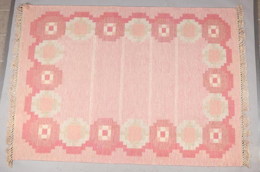 Rölakansmatta, 1900-talets andra hälft, rosa botten med geometriska mönster, mått 236x170 cm_467a_8daf8a14c2fc468_lg.jpeg