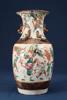 Urna, Kina, 1900-tal, dekor i emaljfärger med figurscener, höjd 34 cm
