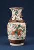Urna, Kina, 1900-tal, dekor i emaljfärger med figurscener, höjd 34 cm