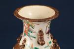 Urna, Kina, 1900-tal, dekor i emaljfärger med figurscener, höjd 34 cm
