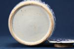 Bojan med lock, Kina, 17/1800-tal, porslin, dekor i underglasyrblått, höjd 19, diam 17 cm