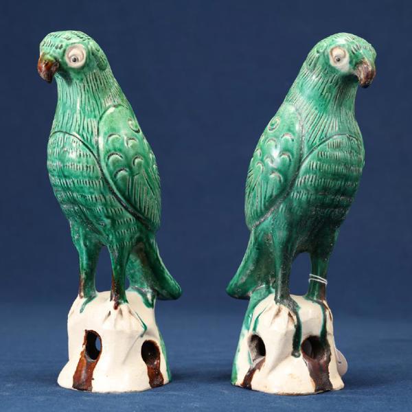 Figuriner, ett par, Kina, 1900-tal, i form av papegojor, porslin, höjd 26 cm vardera_571a_8daf8a1e7c94006_lg.jpeg