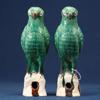 Figuriner, ett par, Kina, 1900-tal, i form av papegojor, porslin, höjd 26 cm vardera
