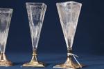 Vaser, ett par, 1900-talets början, jugend, nysilver och glas, höjd 20 cm, samt vaser 2 st, nysilver och glas, höjd 18,5 - 21,5 cm
