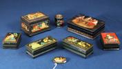 Lackaskar, 7 st, samt brosch, Ryssland, 1900-tal, olika motiv, i parti