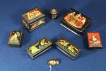 Lackaskar, 7 st, samt brosch, Ryssland, 1900-tal, olika motiv, i parti