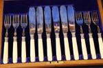 Fiskbestick, 12 delar, England, i schatull, uppläggningsbestick, 2 delar, England, i etui