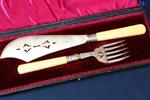 Fiskbestick, 12 delar, England, i schatull, uppläggningsbestick, 2 delar, England, i etui