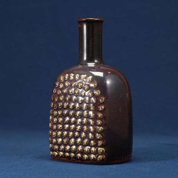 Stig Lindberg (1916-1982), vas/flaska, glaserat stengods, märkt Stig L och studiohanden, höjd 22,5 cm_615a_8daf8a24bb99e8b_lg.jpeg