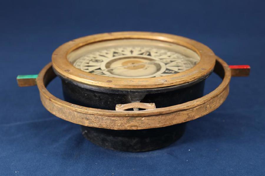 Kompass, Einar Weilbach & Co Ltd, Copenhagen, 1900-talets första hälft, mässing, höjd 11, kompassens diam 21 cm_621a_8daf8a24d794e1b_lg.jpeg