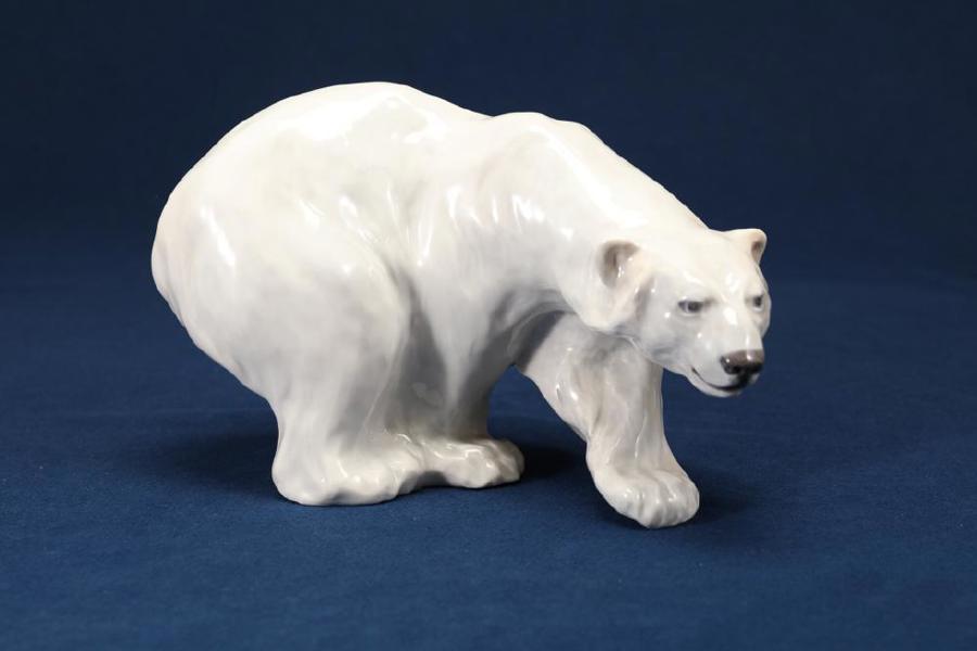 Figurin, isbjörn, Royal Copenhagen, porslin, höjd 17, längd 27_623a_8daf8a251b73fd4_lg.jpeg
