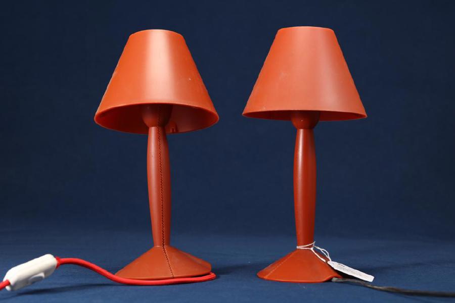 Philippe Starck (född 1949), bordslampor, ett par, "Miss Sissy", för Flos, Italien, 1990, röd plast, hö ca 28 cm_649a_8daf8a27c10546f_lg.jpeg