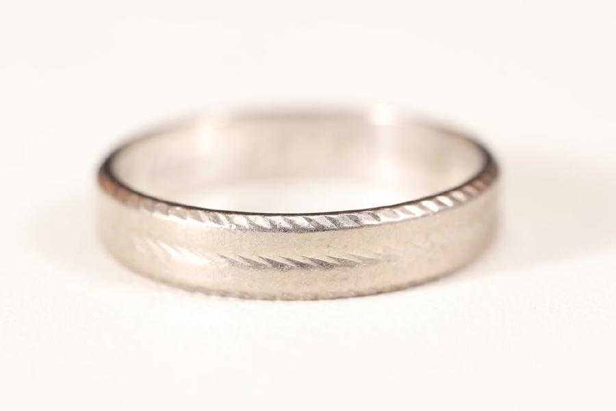 Ring, 18 k vitguld, Engelbert, Stockholm, b11 (2000), med inskription, stl 17 mm/53,5, vikt 3,25 gram_655a_8daf8a282d261b0_lg.jpeg